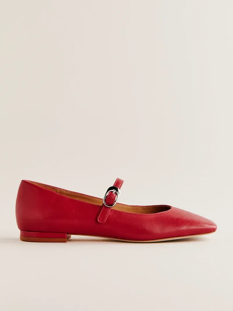 The Red Flat Shoe Trend Will Elevate Your Spring Jeans Outfits The Red Flat Shoe Trend Will Elevate Your Spring Jeans Outfits
