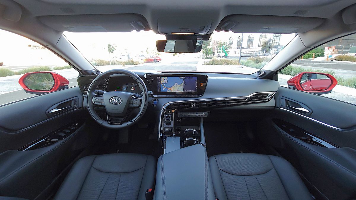 View of full width of dash in the Toyota Mirai (2021)