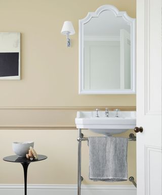 Bathroom decorated in beige tones