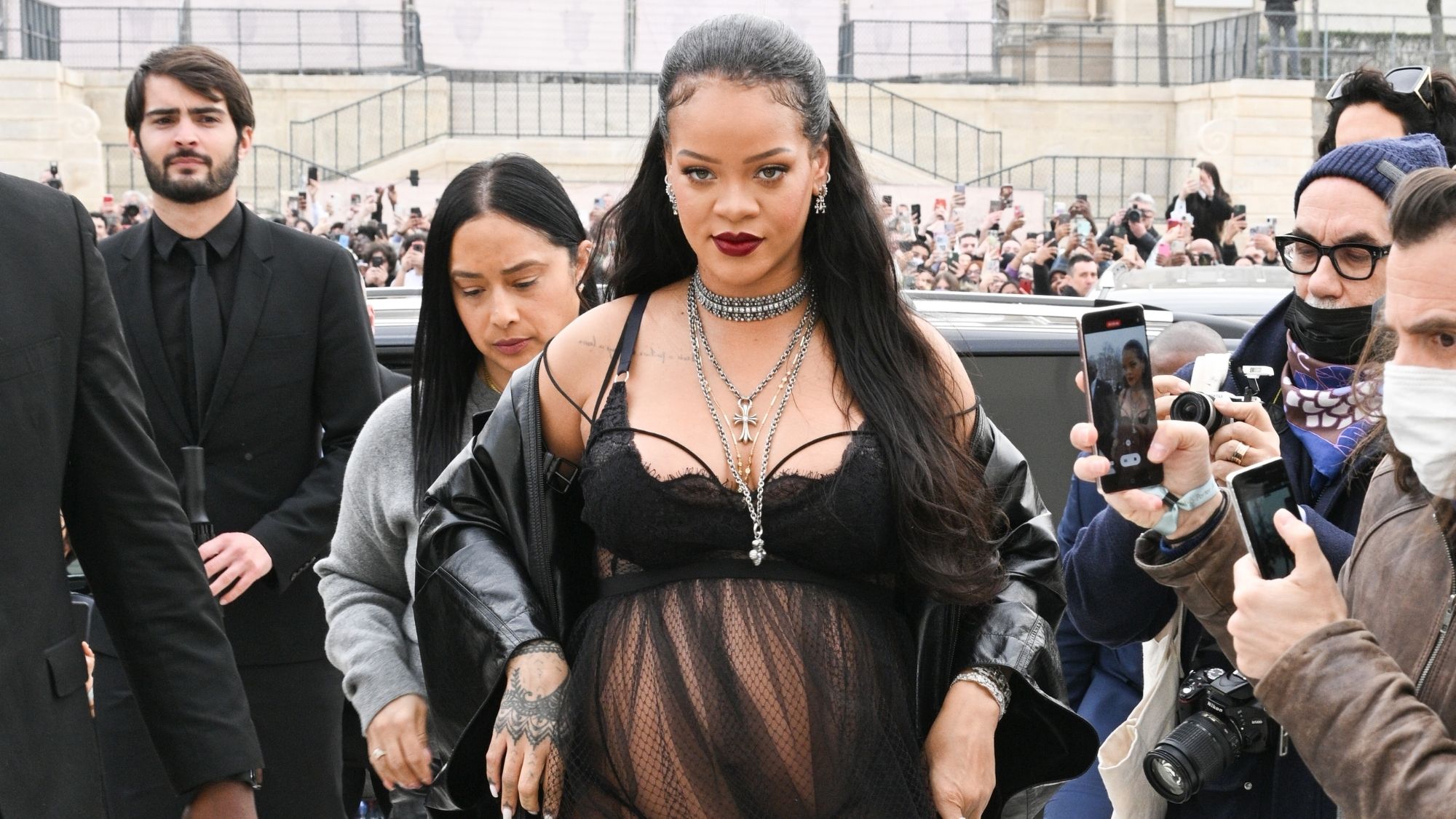 Rihanna LOVES her louis vuitton lately : r/Louisvuitton