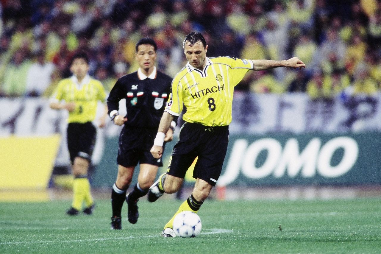 Hristo Stoichkov in action for Kashiwa Reyol, 1999
