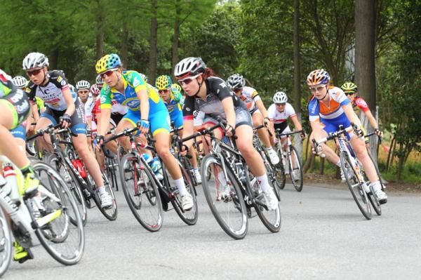 Britons together - Lucy Martin (AA Drink) and Katie Colclough (Specialized - lululemon) in the bunch