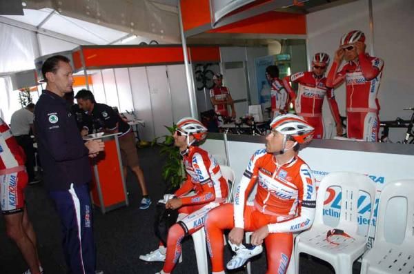 Dmitri Konishev with Giampaolo Caruso and Luca Paolini (Katusha)