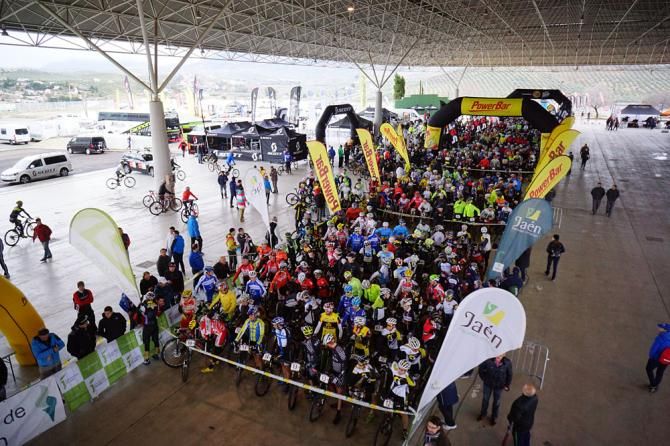 Racers lined up at the start.