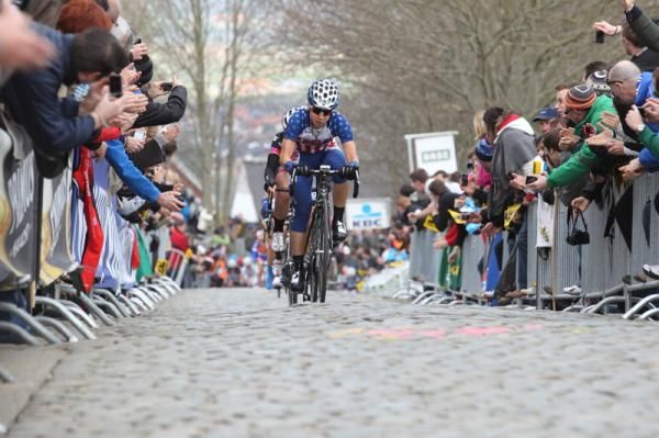 About to be swallowed by the chasers - Andrea Dvorak (United States) and Evelyn Stevens (Specialized - lululemon) on Oude Kwaremont