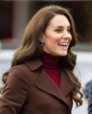 Kate paired her wintry outfit with subtle accessories