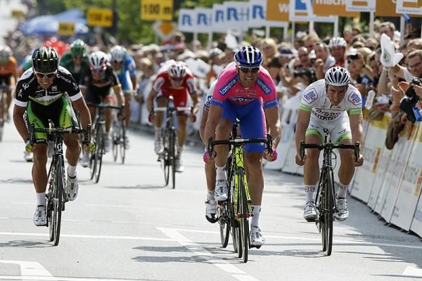 Alessandro Petacchi (Lampre-ISD) outsprinted Allan Davis (Orica-GreenEdge) and Yauheni Hutarovich (FDJ-BigMat) for the stage win.
