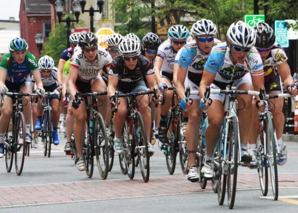 The field stayed together for the first few laps under the watchful eye of Team Colavita.