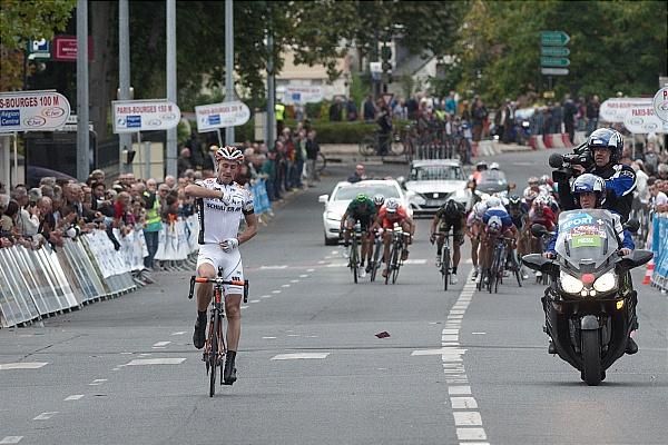 After attacking late in the race, Florian Vachon (Bretagne-Schuller) has time to zip up the jersey prior to victory.