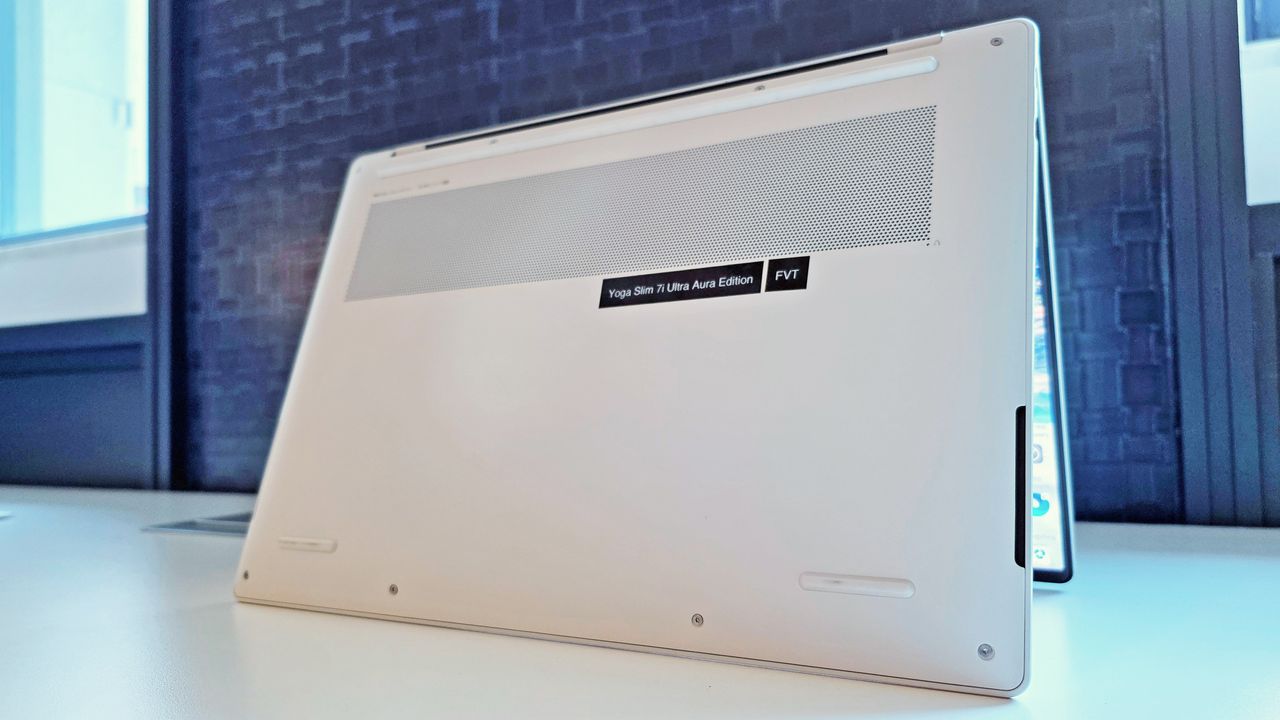 Lenovo Yoga Slim 7i Ultra Aura Edition