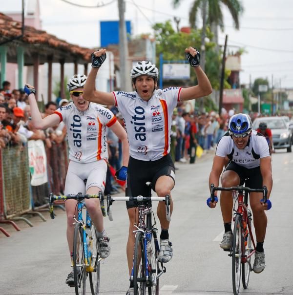 The leading group crossed the line just two seconds ahead of the chasers.