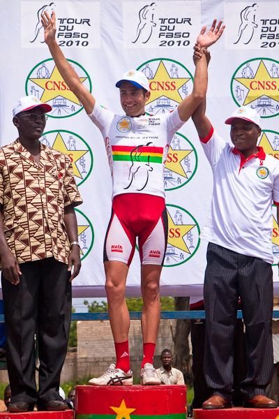 Laurent Mars receives the stage winner&rsquo;s jersey.