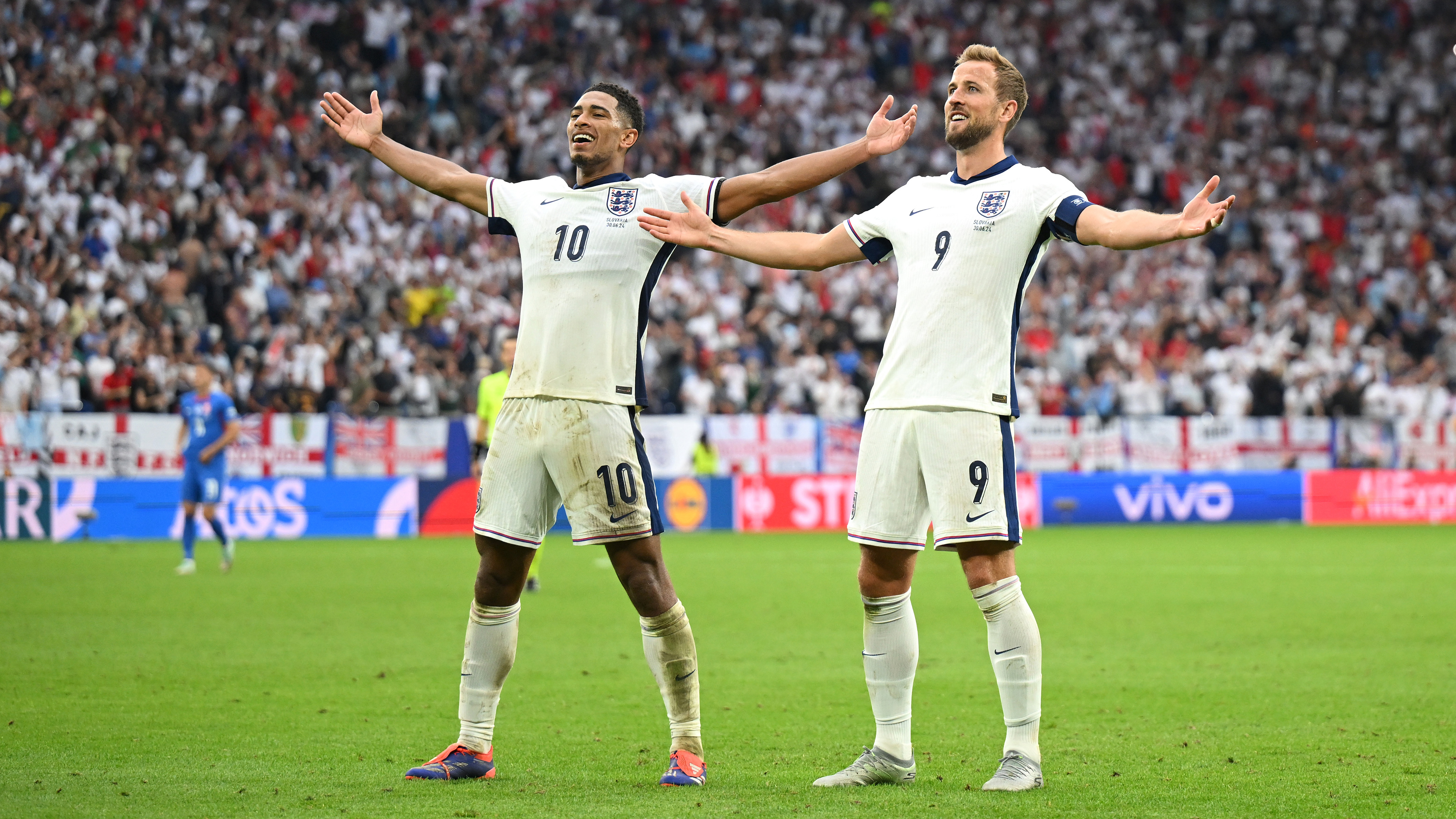 Jude Bellingham e Harry Kane festeggiano il primo gol dell'Inghilterra contro la Slovacchia a Euro 2024.