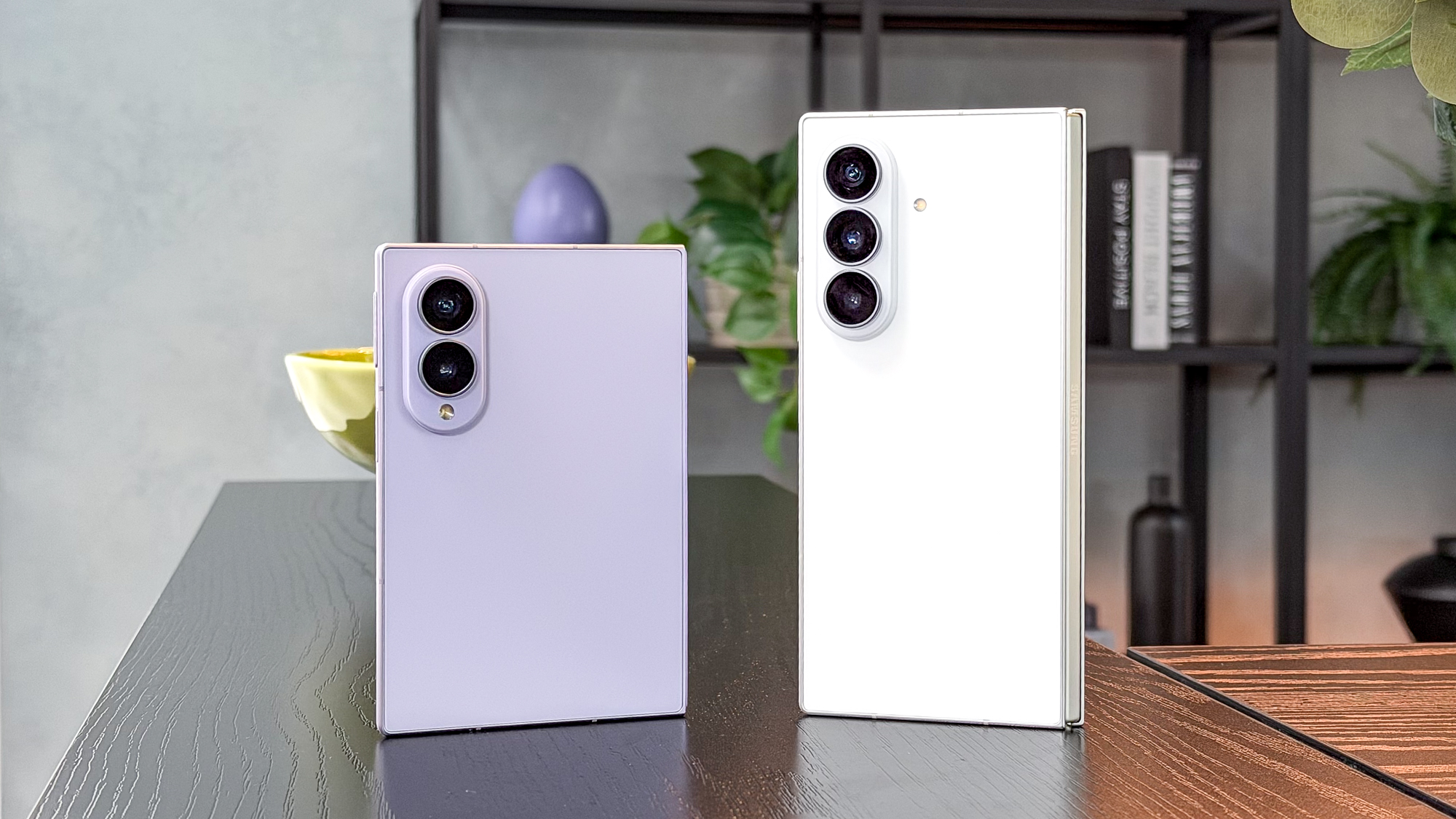 Galaxy Z Fold 8 Ultra در دست نشان داده شده است