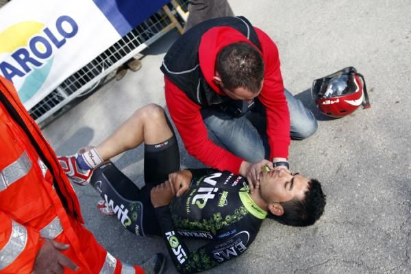 Diego Alejandro Tamayo (Wit) is treated for injury following his stack