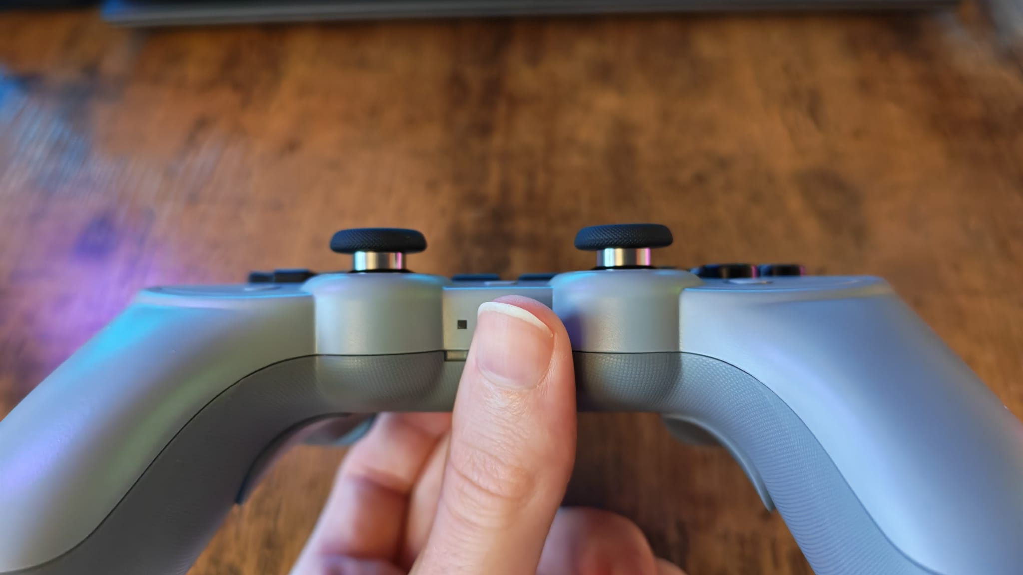 The thumbstick height of the 8BitDo Pro 3