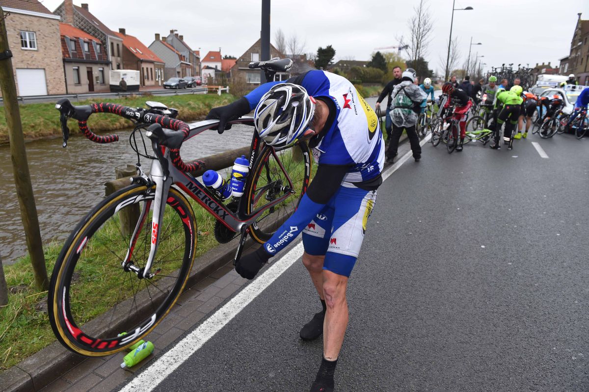 Jarl Salomein (Topsport Vlaanderen - Baloise) tries to get his chain back on