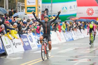 Edwin Avila wins stage 1 at the 2017 Tour de Taiwan