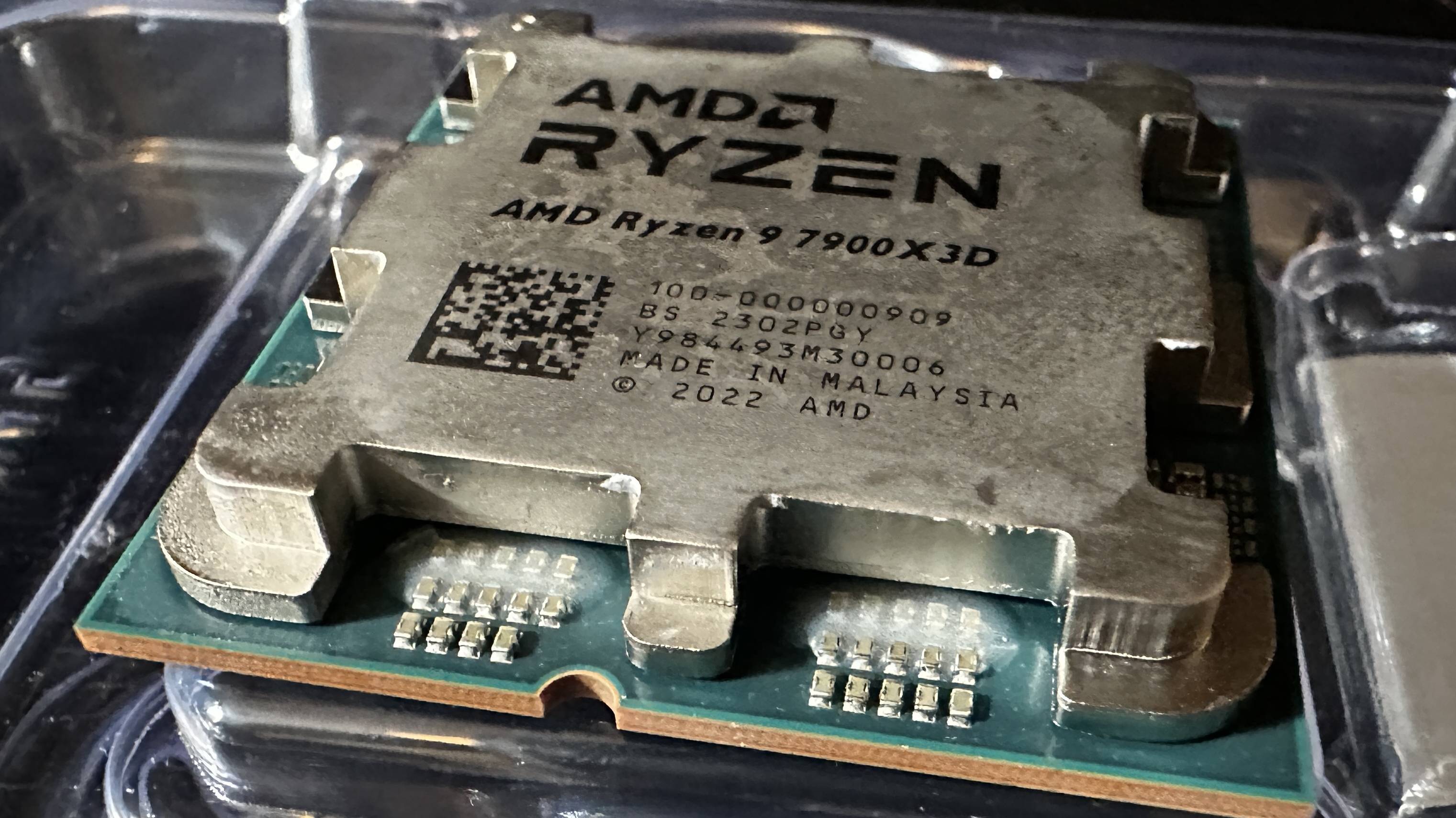 AMD Ryzen 9 7900X3D up close