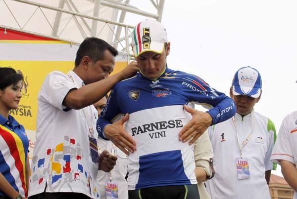 Andrea Guardini (Farnese Vini-Selle Italia) tries on the points jersey for size.