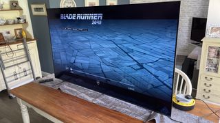Sony A80L TV op een tafel met Blade Runner 2049 op het scherm