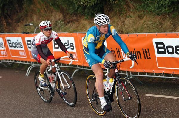 Jesper Dahlstrom (Sweden) and Tomohiro Kinoshita (Japan) on the attack early.