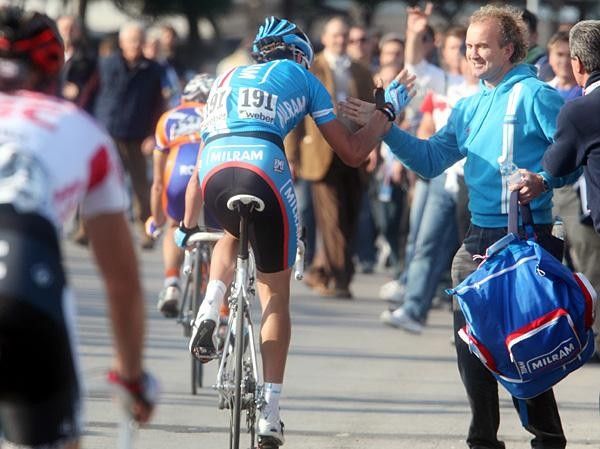 Alessandro Petacchi (Team Milram) thanks the support crew.