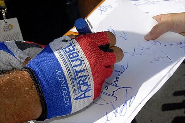 Nikolas Vogondy, the French champion signs autographs.