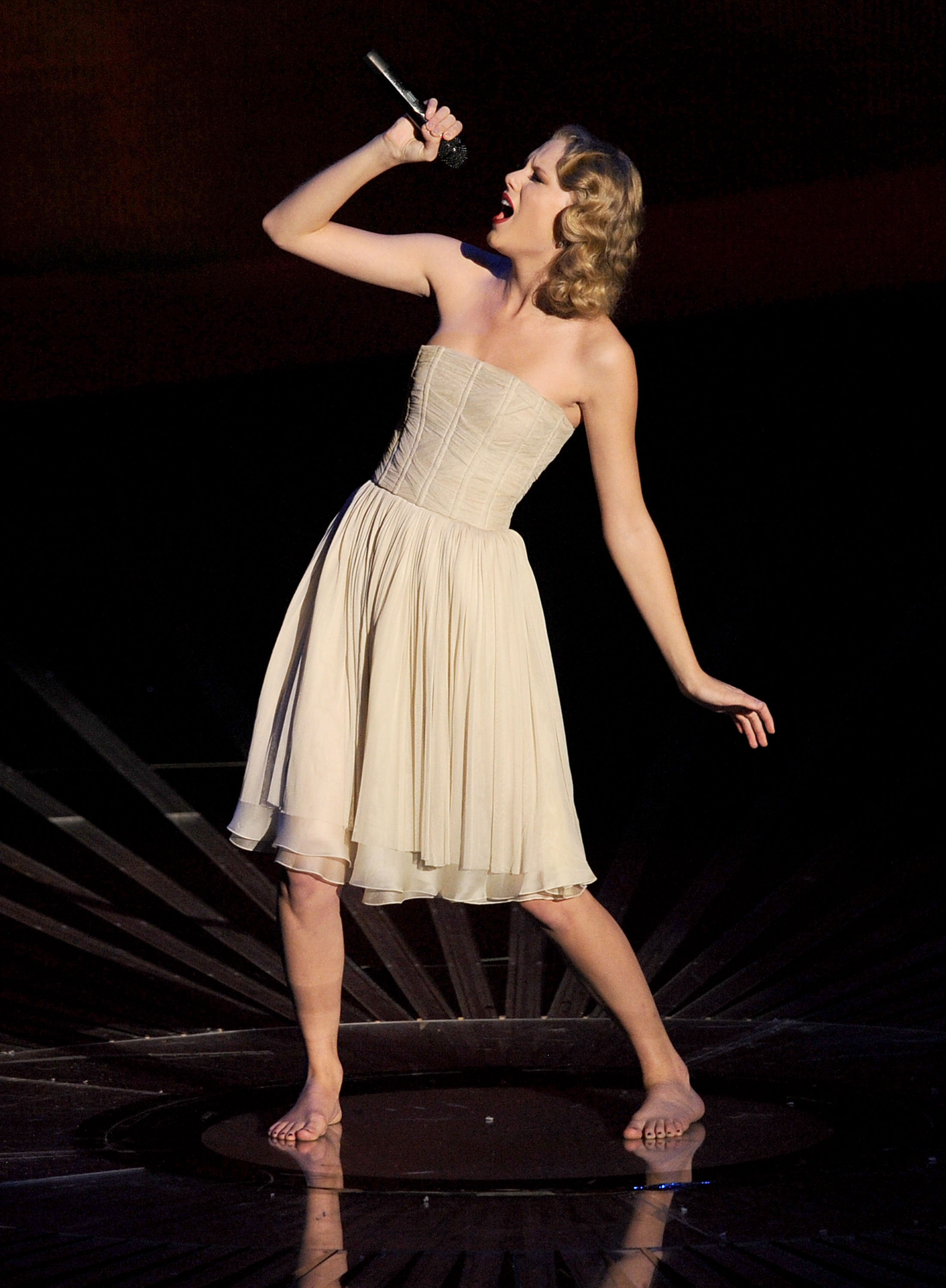 Taylor Swift performed at the MTV Video Music Awards in 2010