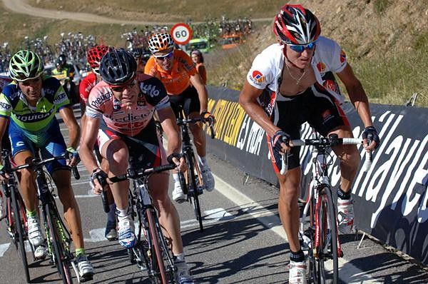Cadel Evans (Predictor-Lotto) suffers and holds.