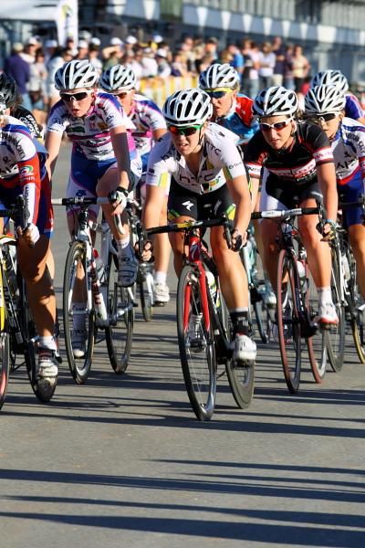 Without team-mates, Chloe Hosking (HTC-HighRoad) had to choose the wheels to follow for the sprint.
