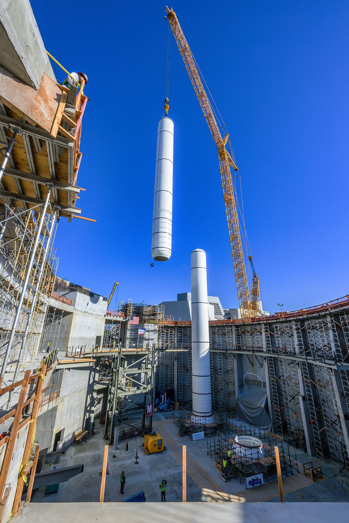 2nd-rocket-booster-lifted-into-place-for-space-shuttle-endeavour-la