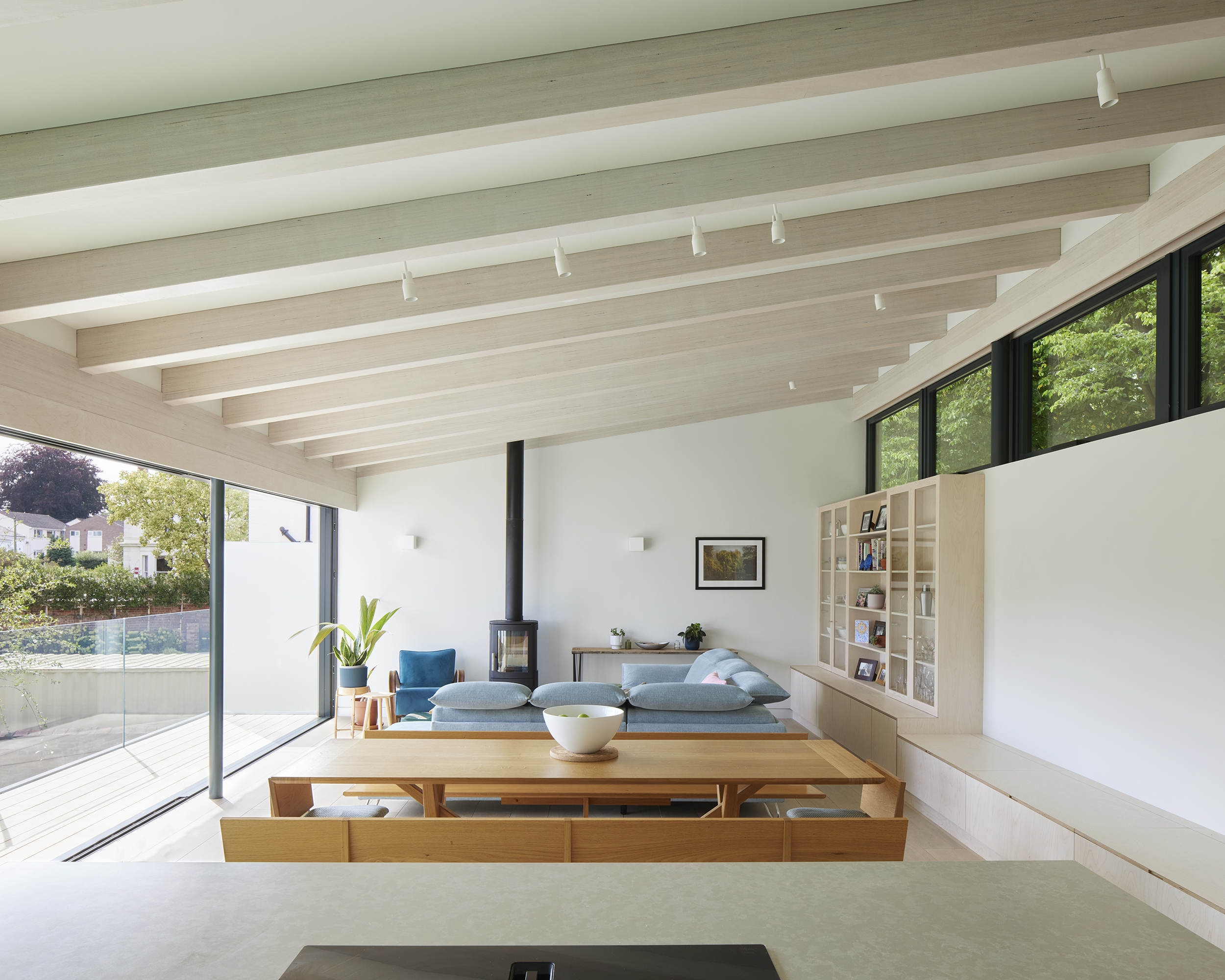 House in Leamington Spa with swimming pool and white volumes