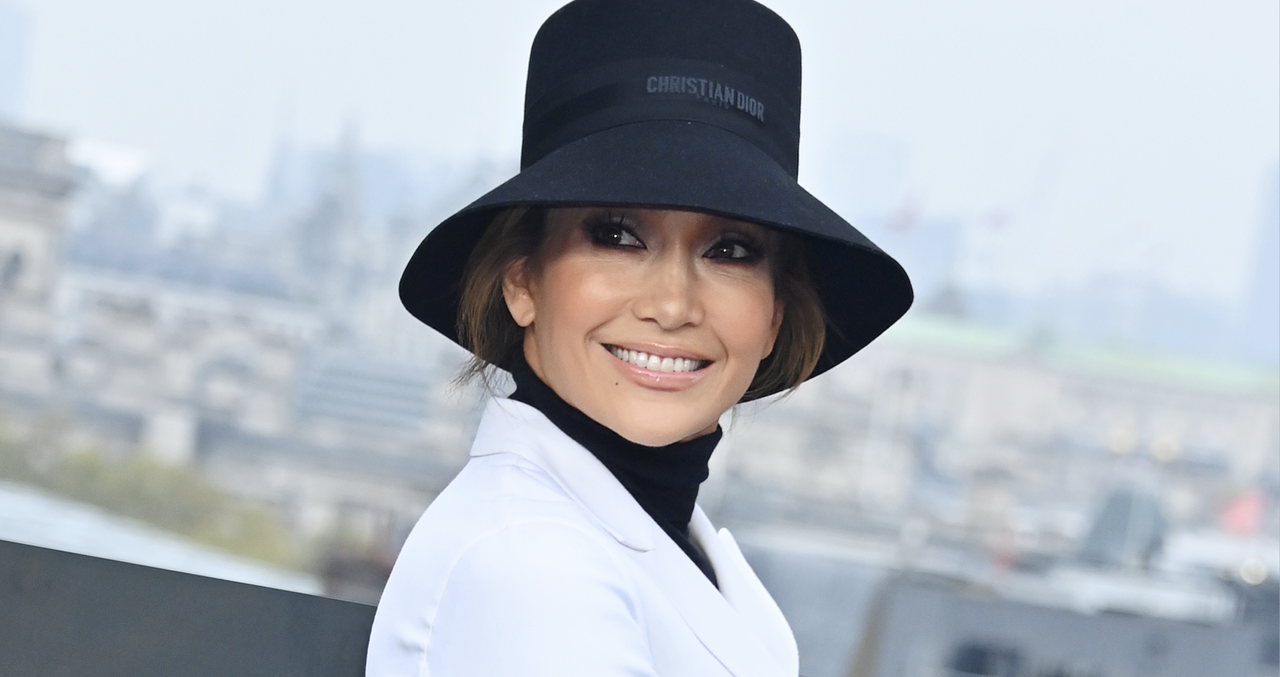 Jennifer Lopez attends the London photocall for &quot;Unstoppable&quot; on November 7, 2024 in London, England wearing a white trench coat and dior lady bag