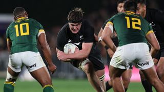 Scott Barrett (C) burst through with the ball ahead of the Rugby World Cup live stream