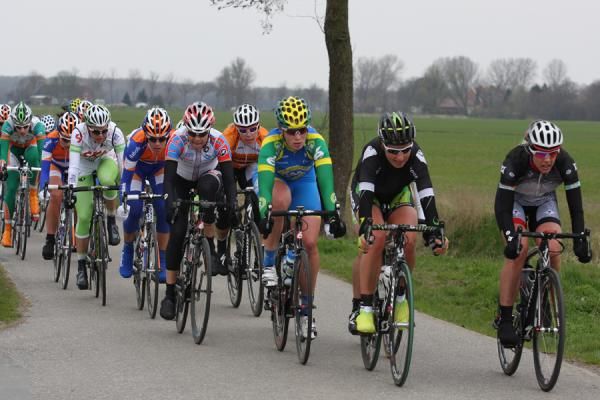Emilia Fahlin and Loes Gunnewijk leading the peloton