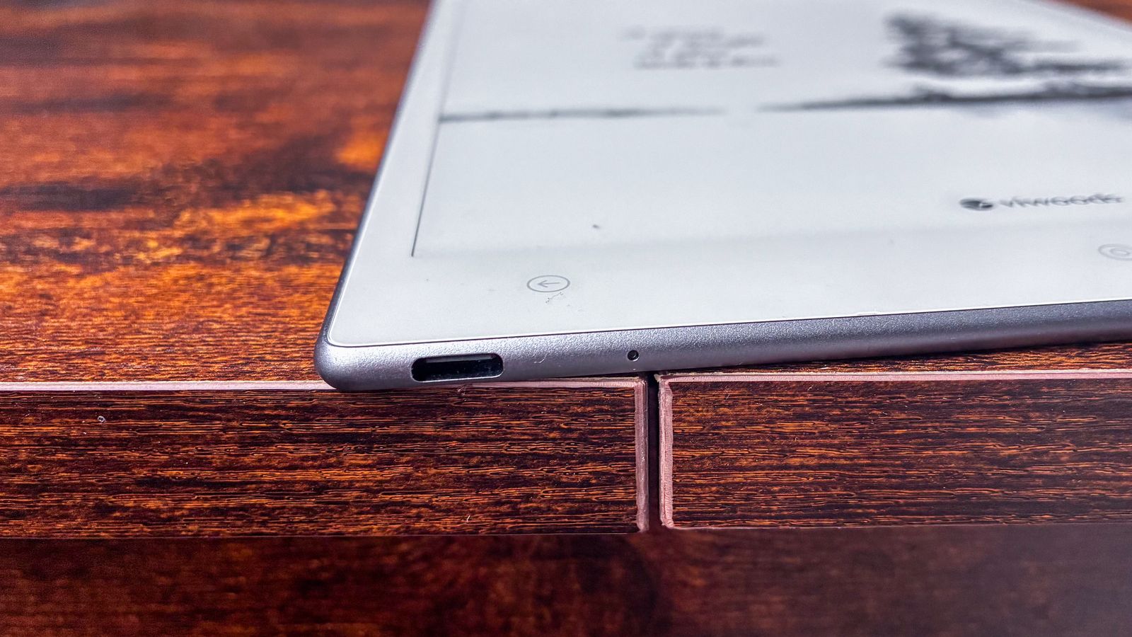 The USB-C port on the ViWoods AiPaper tablet