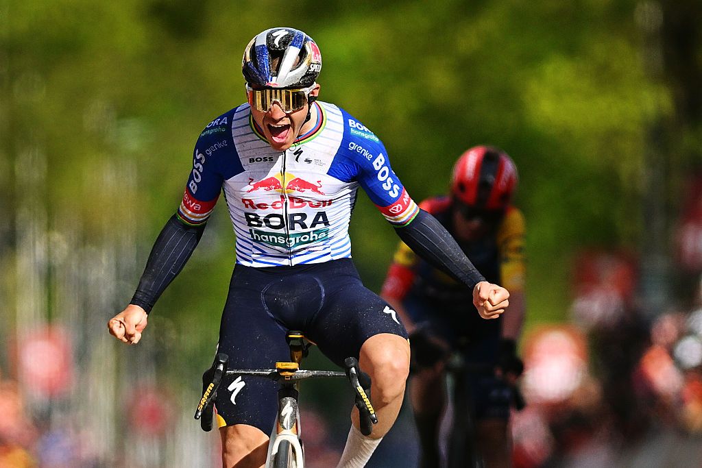 Amstel Gold Race: Remco Evenepoel takes resounding victory over Mattias Skjelmose in tense two-man rematch