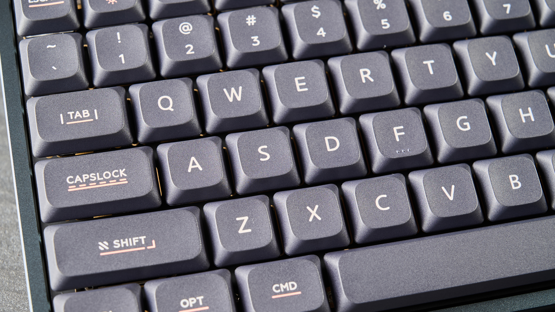 A black Iqunix Magi75 mechanical keyboard