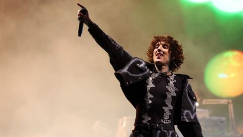 Oli Sykes on stage at Reading