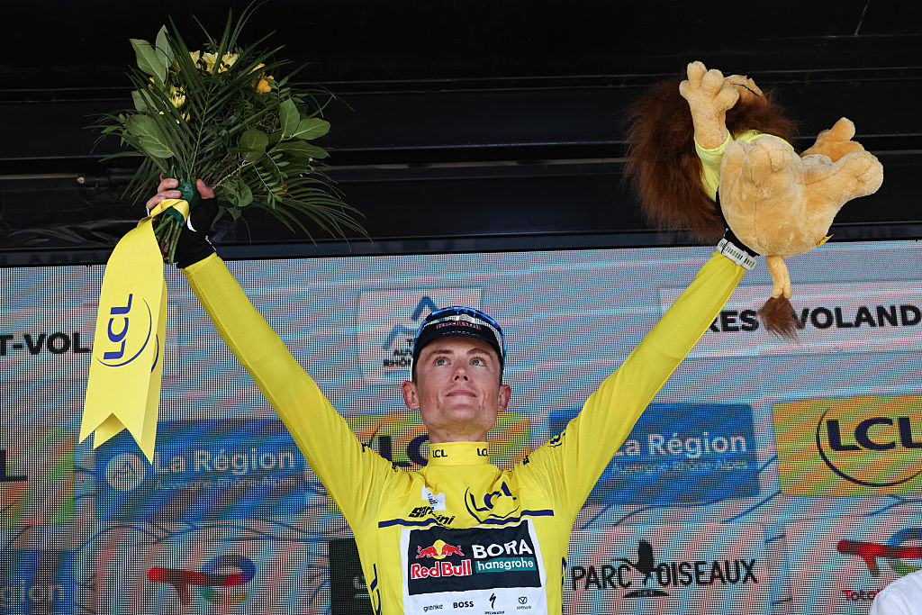 Luke Tuckwell celebrates in the yellow jersey after stage 6 of the Tour Auvergne-Rhône-Alpes