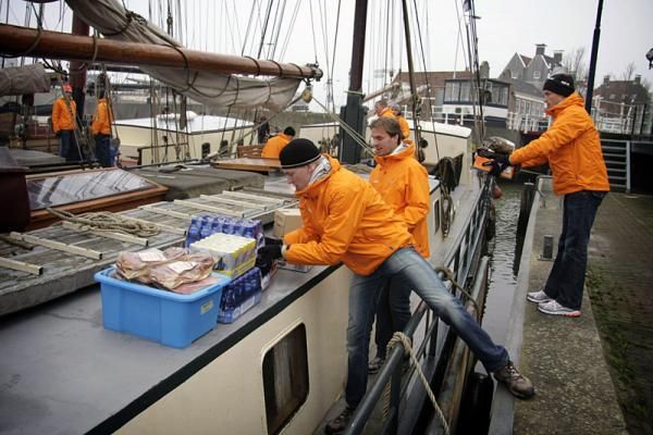 Rabobank team members load provisions onto the ship.