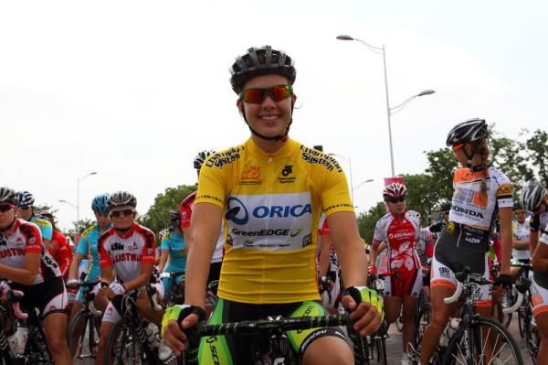 Race leader, Melissa Hoskins (Orica - AIS) on the start line