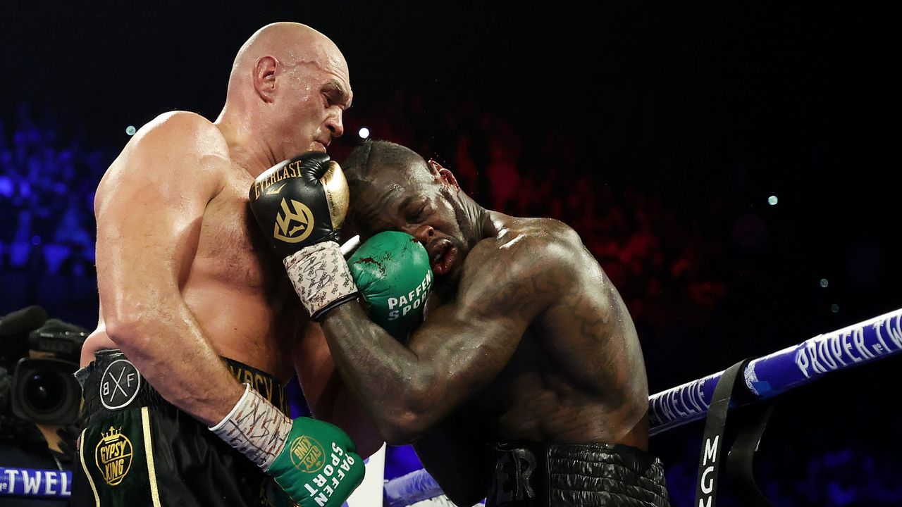  Tyson Fury (L) punches Deontay Wilder during their Heavyweight bout for Wilder&#039;s WBC and Fury&#039;s lineal heavyweight title on February 22, 2020