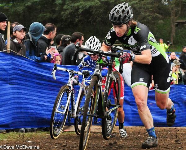 Sally Annis (Crossresults.com) battling with Kaitlin Antonneau (Cannondale p/b Cyclocrossworld)