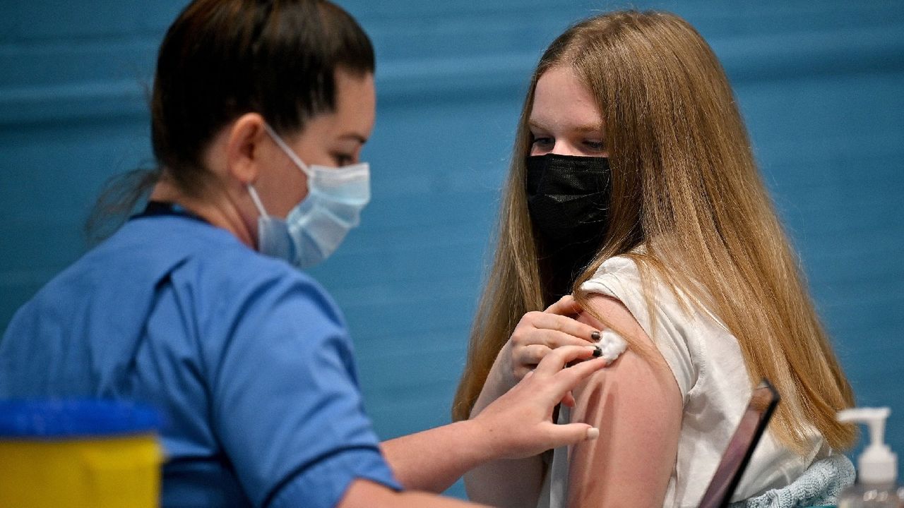 Teenager getting vaccinated