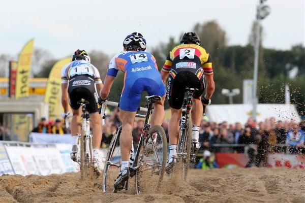 Van der Haar trails Nys and Albert in the sand