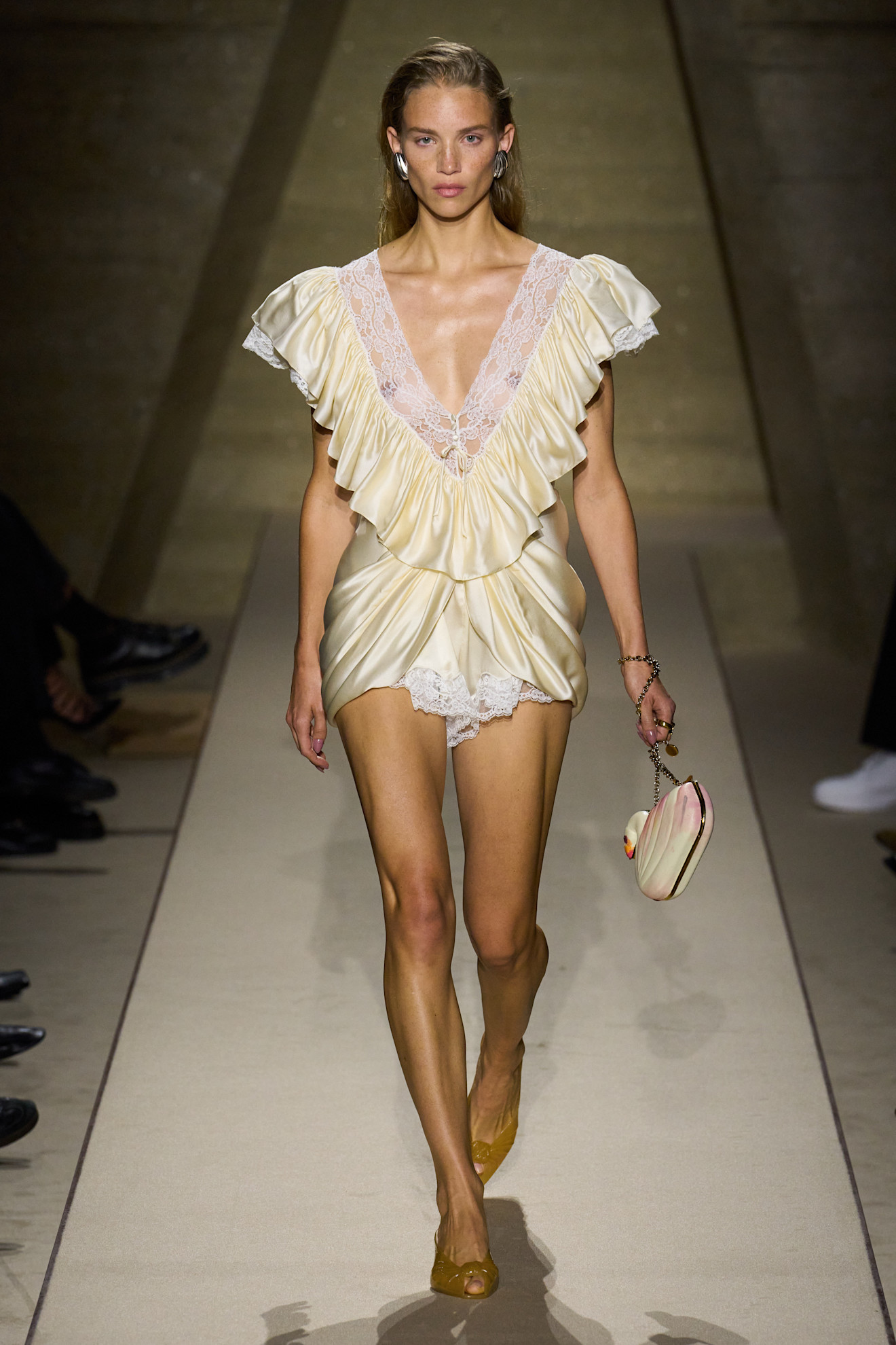 A model wears chloe jelly mules on the spring/summer 2026 runway show.
