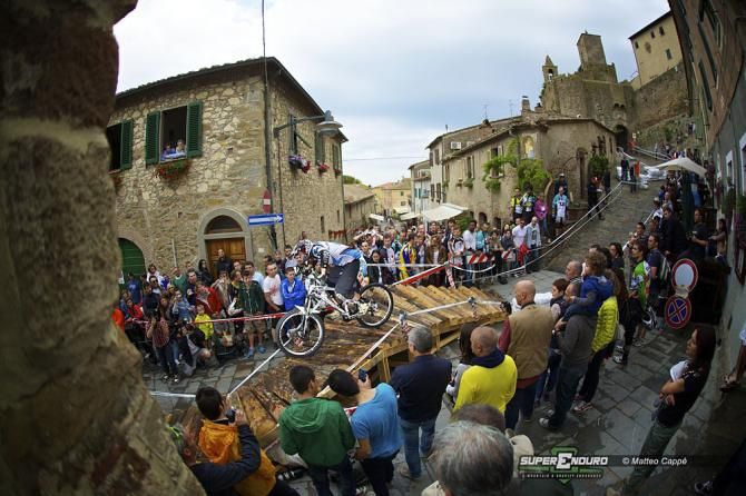 With an urban downhill prologue it's easy to get a lot of public along the course. This time though it was a big show!