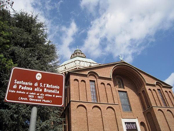 Santuario di Sant'Antonio will be on the riders' right after descending Via Marzorati and turning right on Via Crispi.